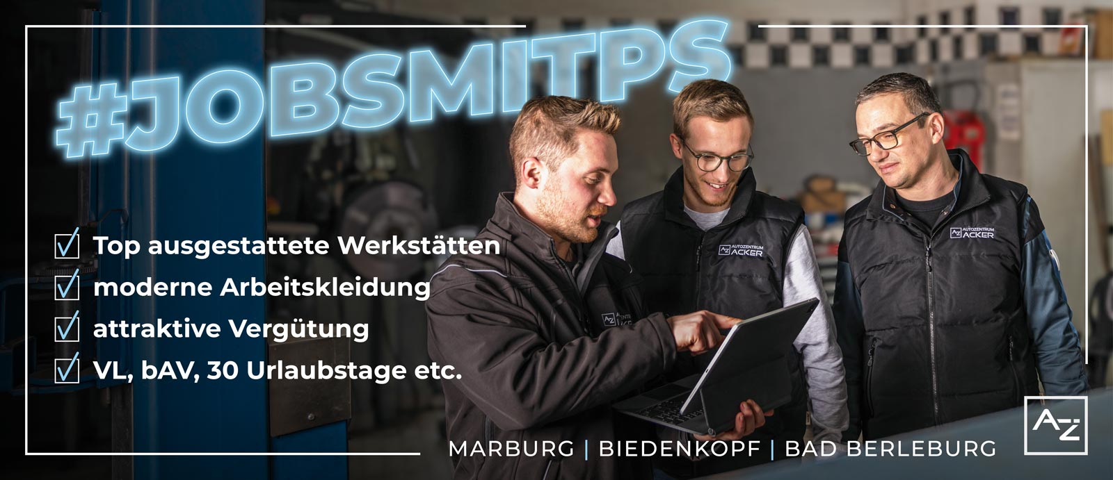 Autozentrum Acker Mitarbeiter Teambild vor einem grünem Auto